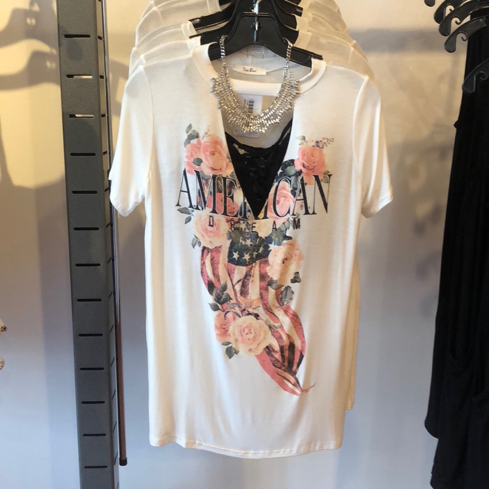 Tres Bien Graphic Top w/ Neck Cut-Out